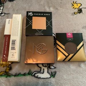 ✅Makeup Geek bundle.